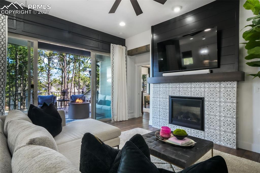 Image 8 of 50: Living Room