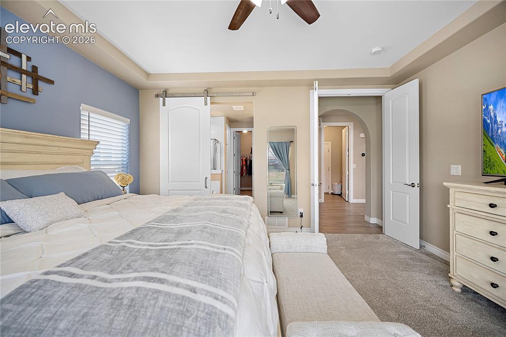 Image 20 of 49: Attached 5 piece bath and large generous walk in closet.