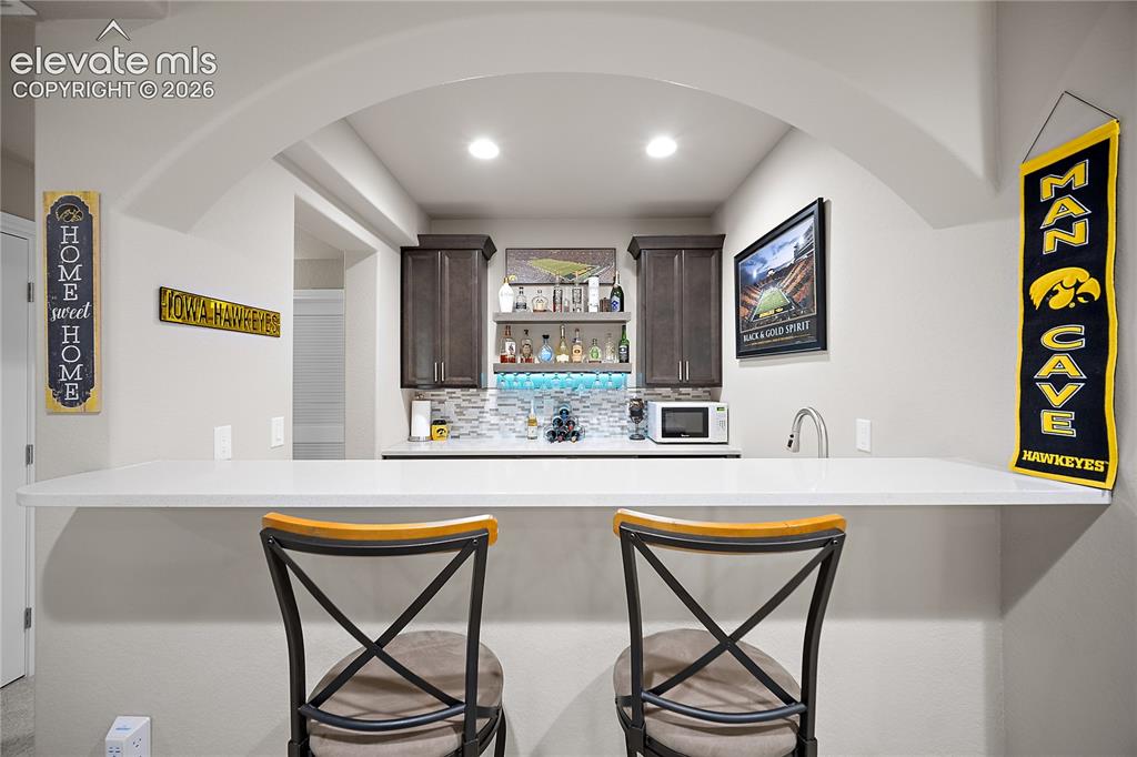 Image 29 of 49: Wet bar, great for entertaining family and friends.