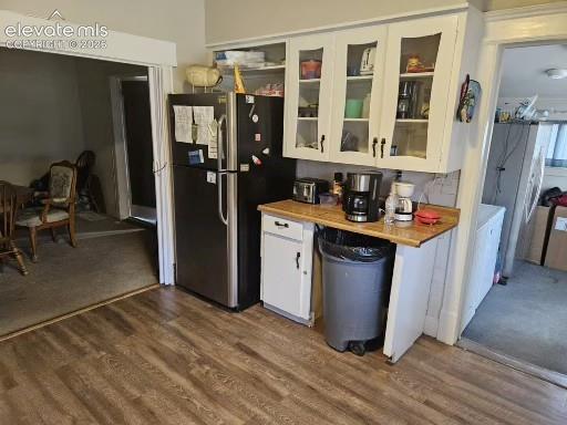 Image 10 of 12: Kitchen