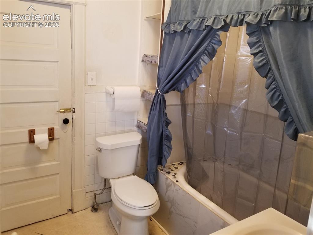 Image 11 of 12: Bathroom