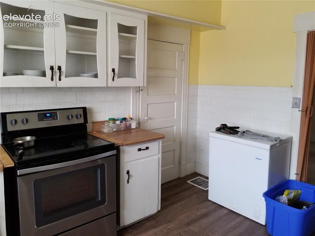 Image 8 of 12: Walk in pantry