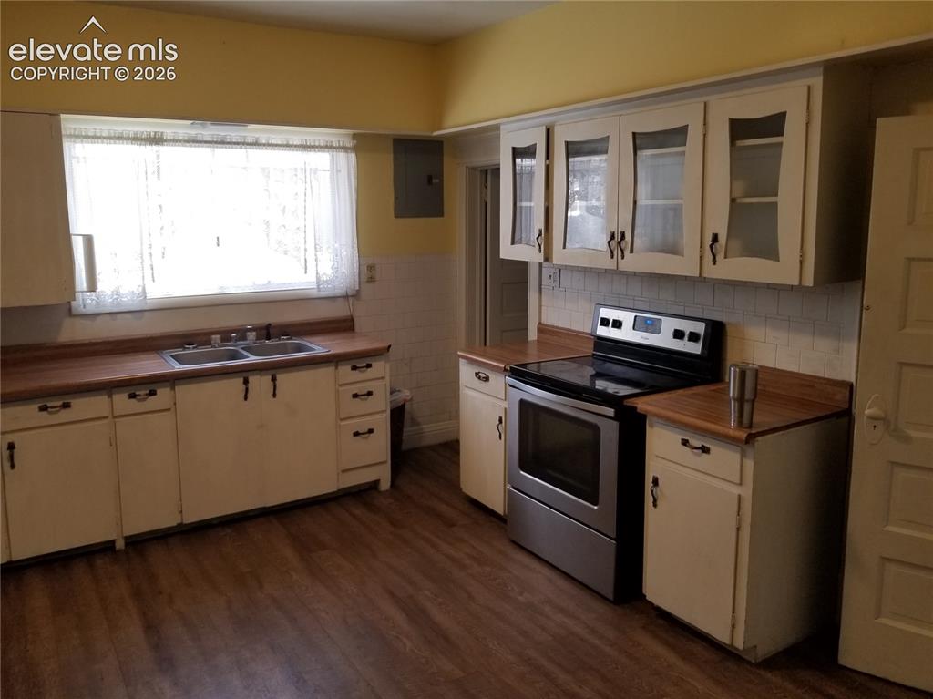 Image 9 of 12: Kitchen