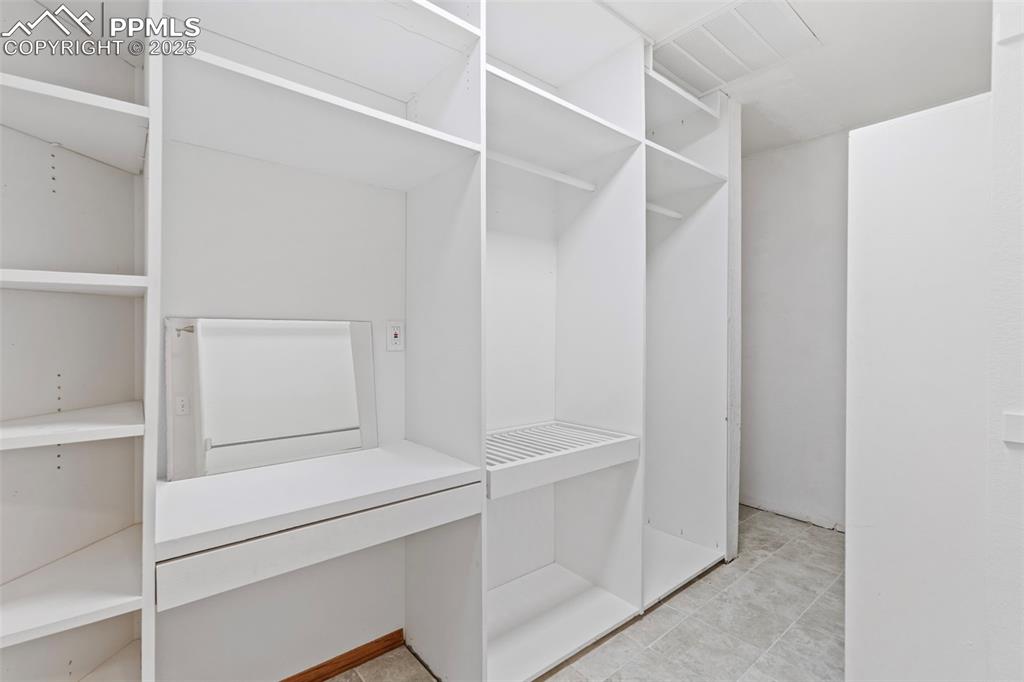 Image 21 of 34: Closet