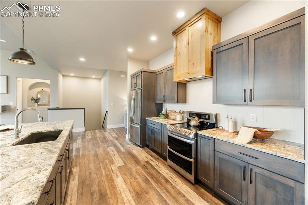 Image 11 of 50: Kitchen
