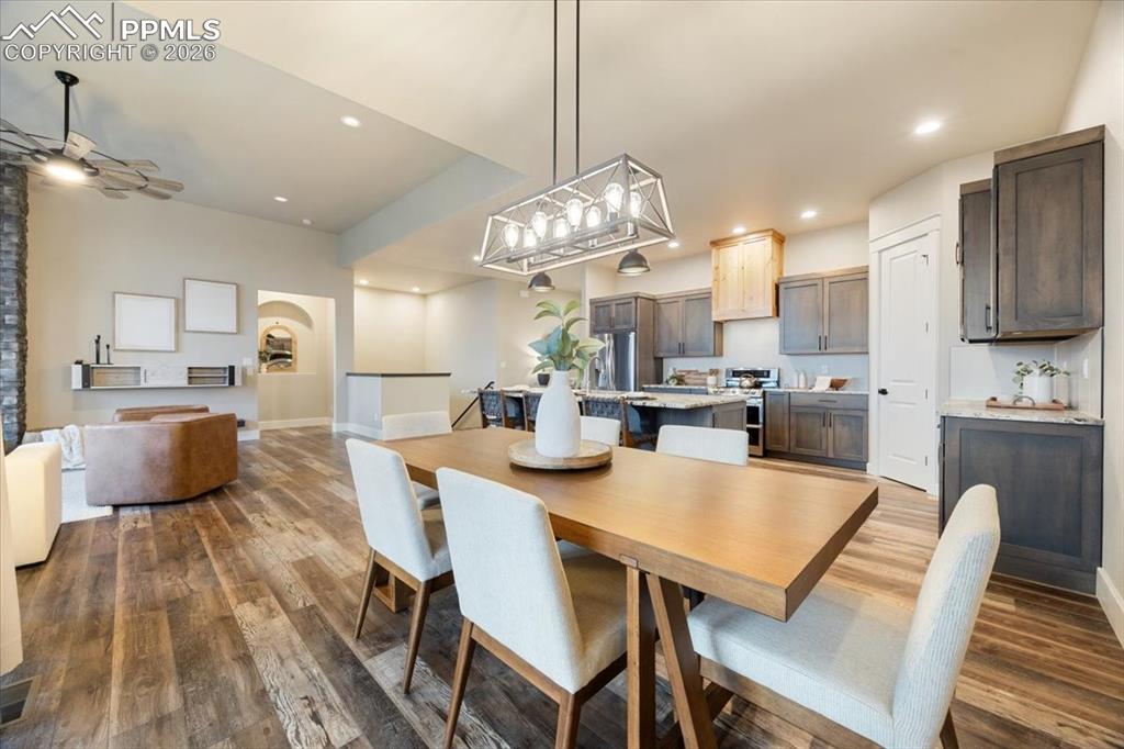 Image 16 of 50: Dining Area