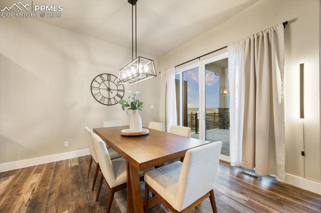 Image 18 of 50: Dining Area