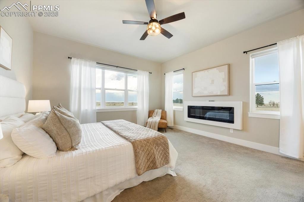 Image 19 of 50: Bedroom