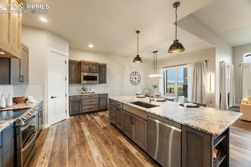 Image 9 of 50: Kitchen