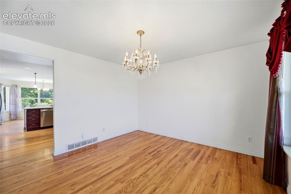 Image 5 of 50: Dining Room