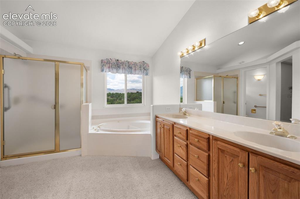 Image 27 of 48: 5-Piece Primary Bath with Jetted Tub