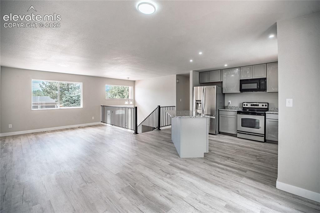 Image 19 of 50: Kitchen