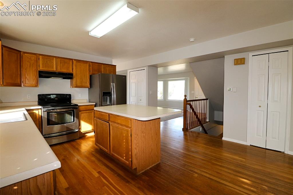 Image 13 of 39: Kitchen