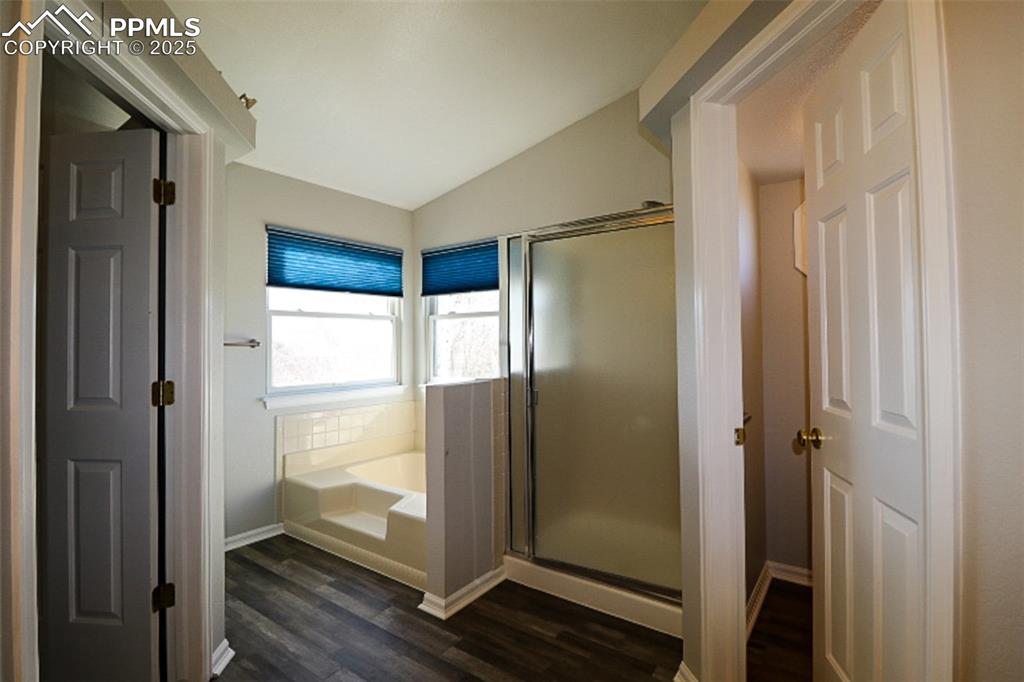 Image 23 of 39: Bathroom