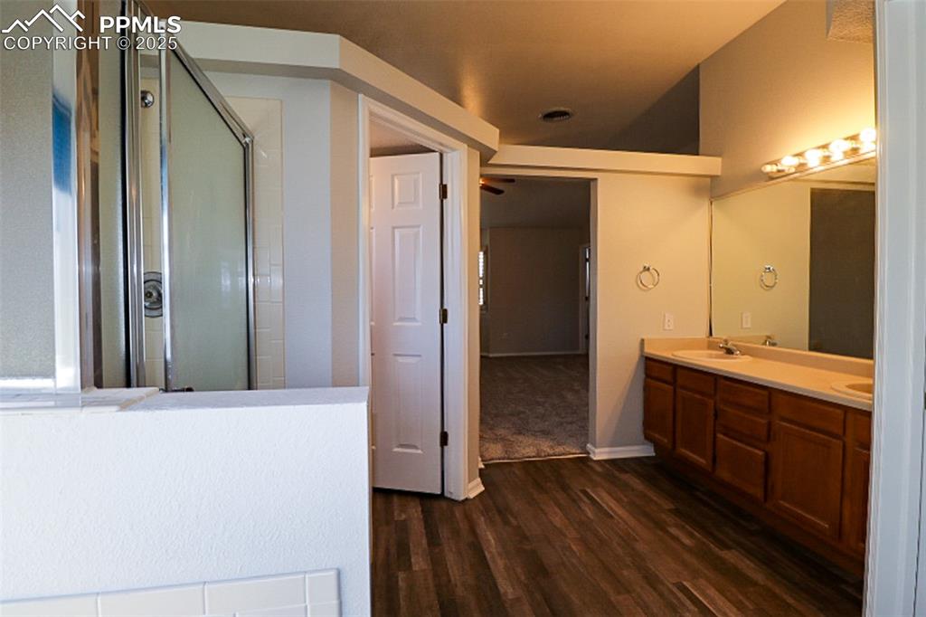 Image 24 of 39: Bathroom