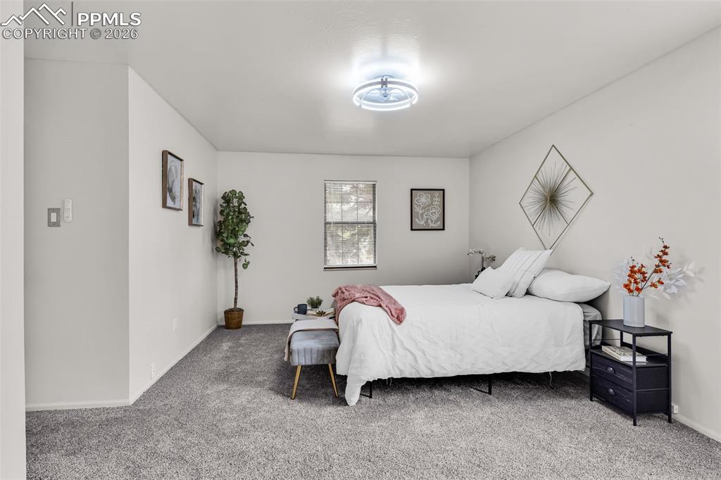 Image 17 of 29: Bedroom