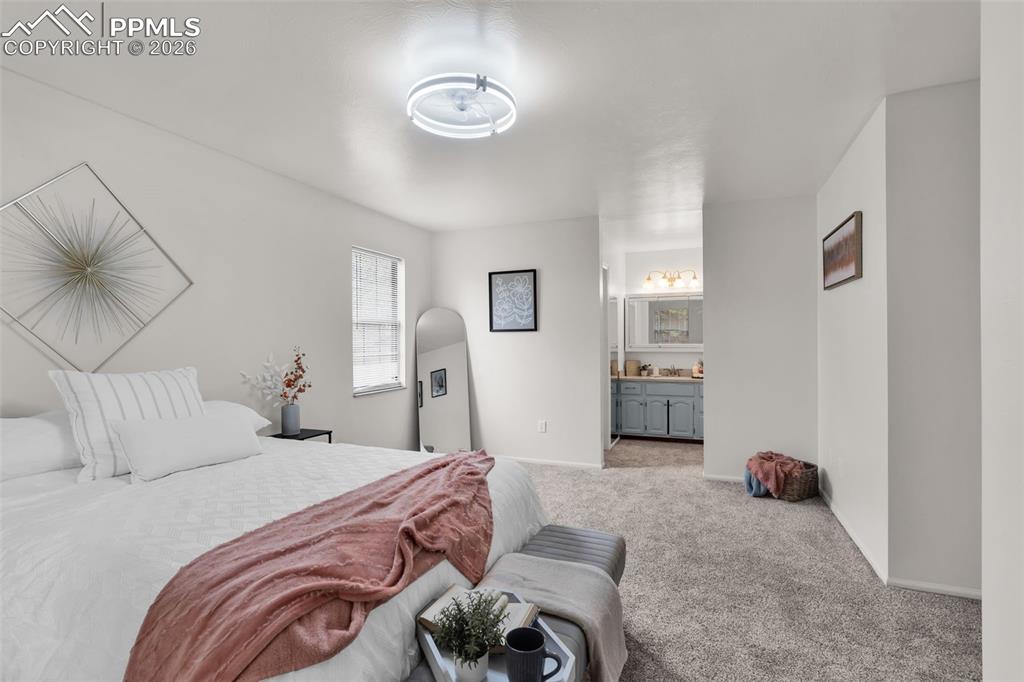 Image 18 of 29: Bedroom