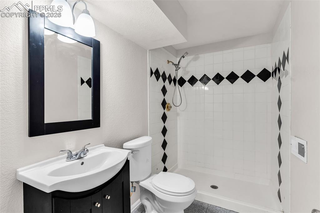 Image 24 of 29: Bathroom