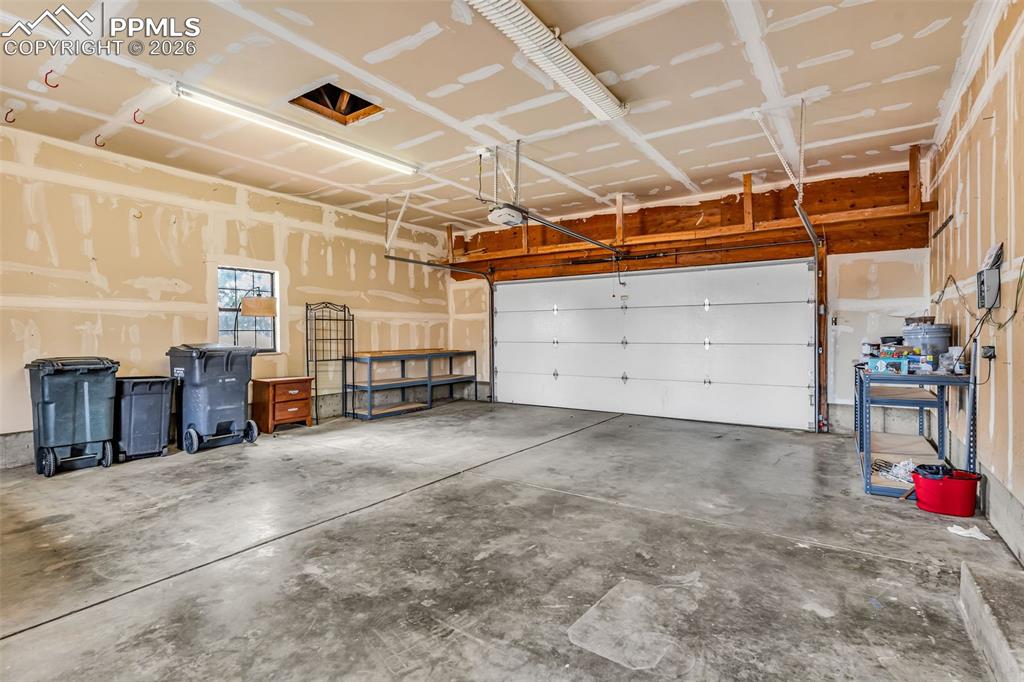 Image 25 of 29: Garage