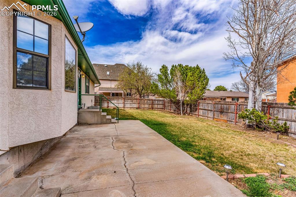 Image 26 of 29: Yard