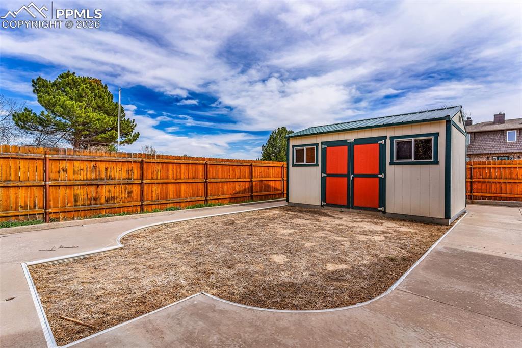 Image 27 of 29: Yard