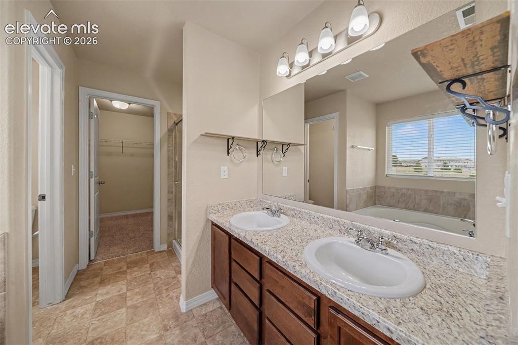 Image 13 of 25: Bathroom