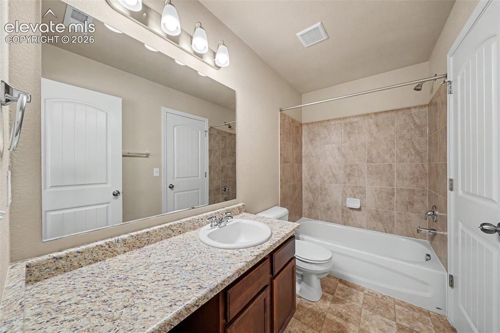 Image 17 of 25: Bathroom