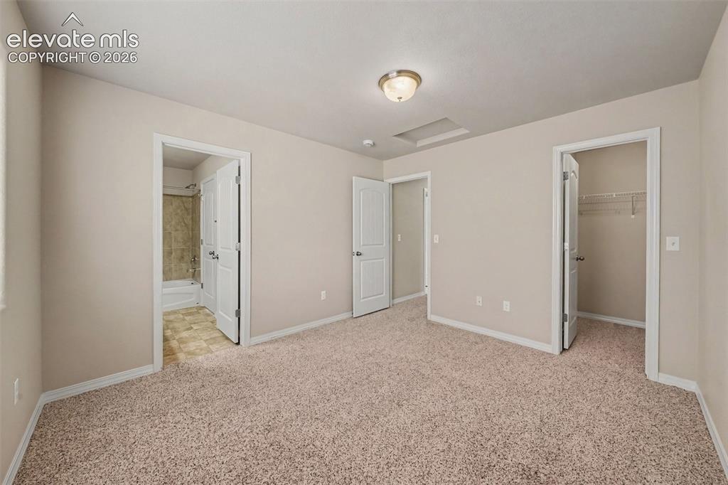 Image 18 of 25: Bedroom