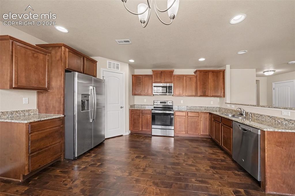 Image 7 of 25: Kitchen