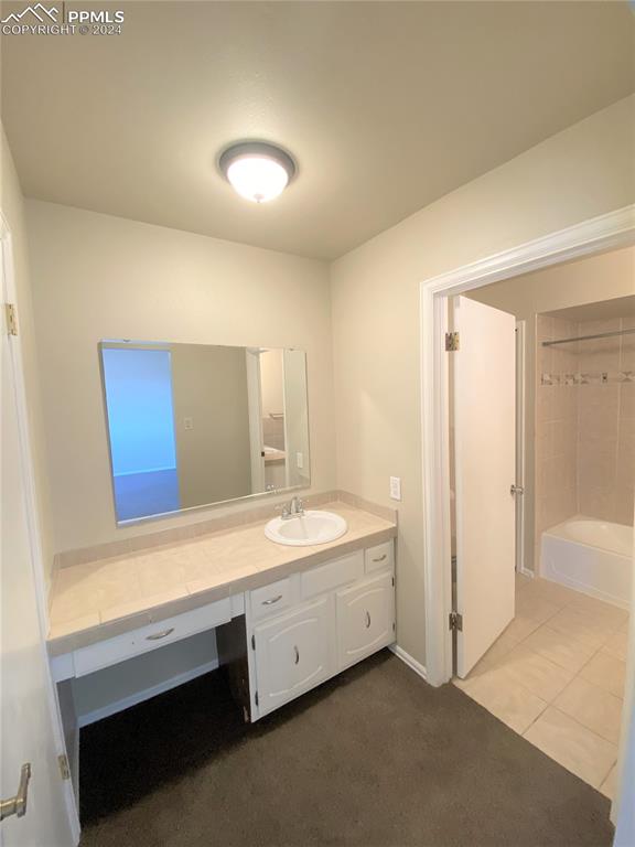 Image 13 of 20: Bathroom