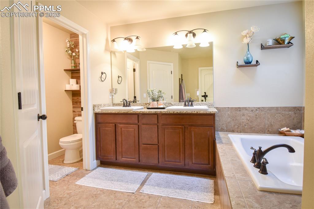 Image 26 of 50: Bathroom