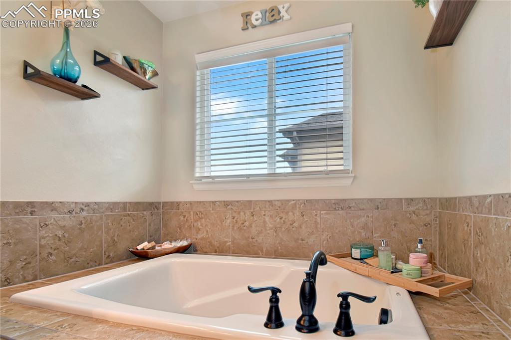 Image 30 of 50: Bathroom