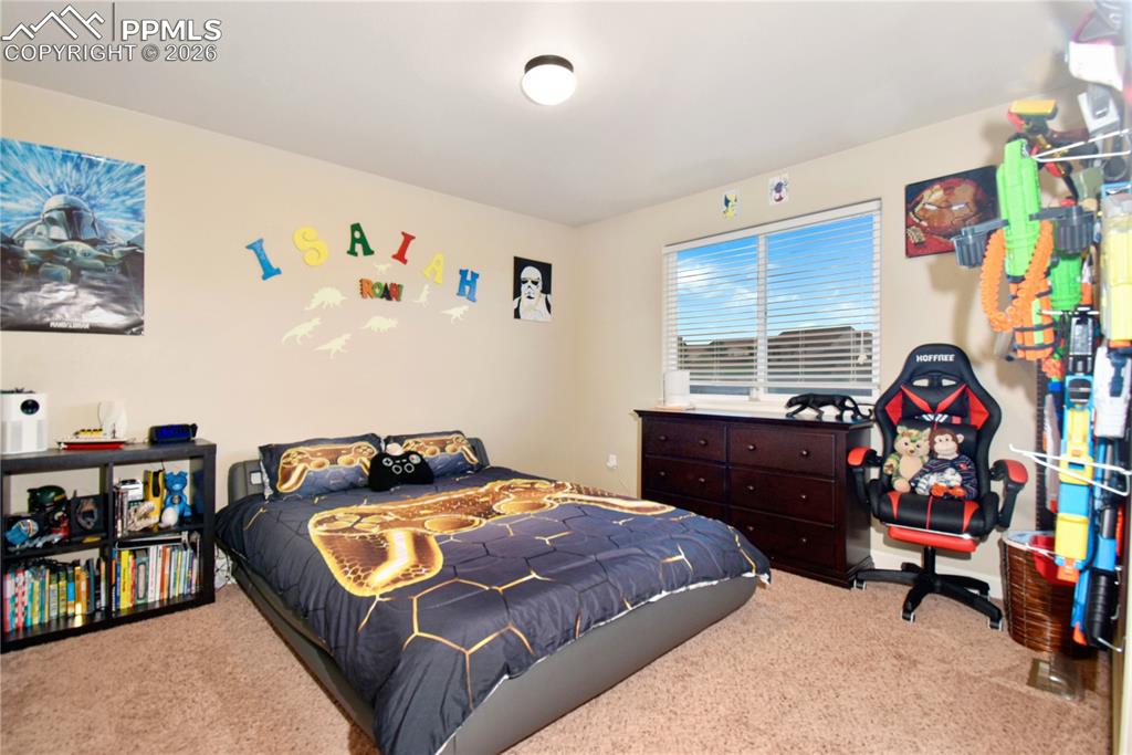 Image 38 of 50: Bedroom