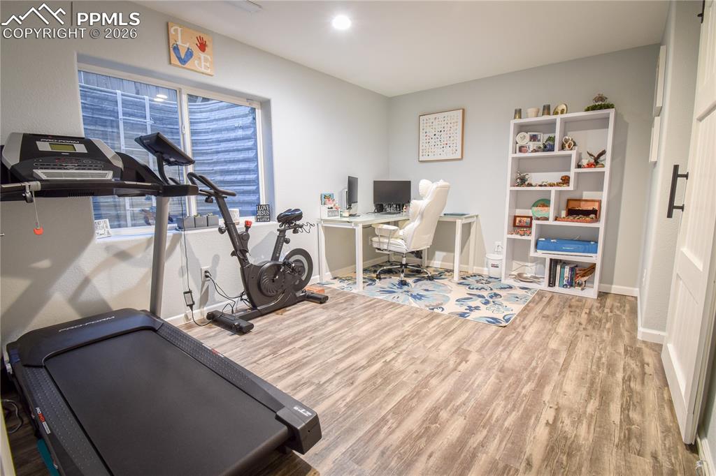 Image 46 of 50: Office