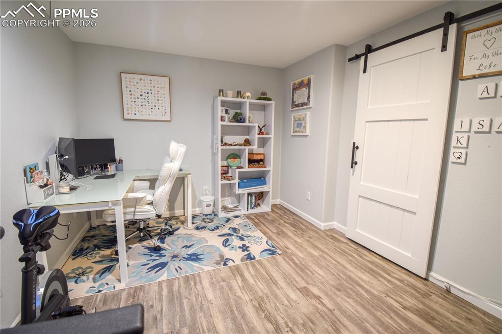 Image 47 of 50: Office