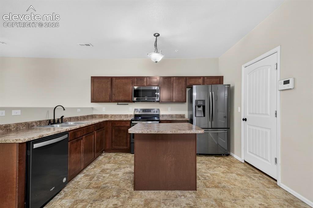 Image 7 of 22: Kitchen