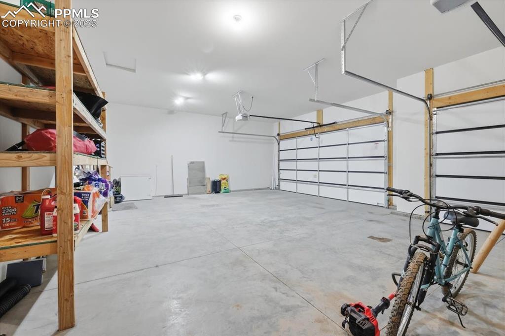 Image 10 of 39: Garage