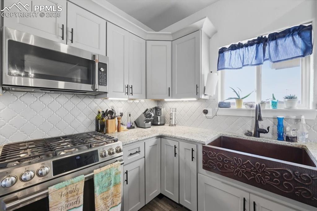 Image 15 of 39: Kitchen