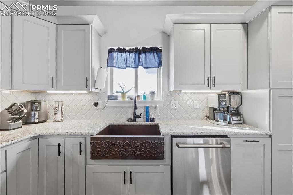 Image 16 of 39: Kitchen