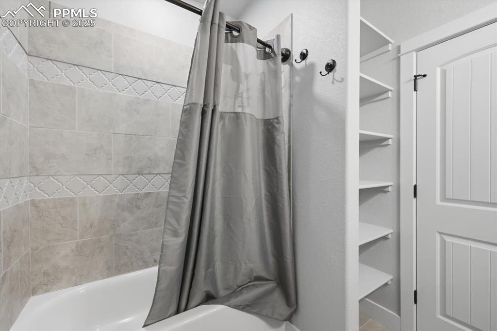 Image 21 of 39: Bathroom