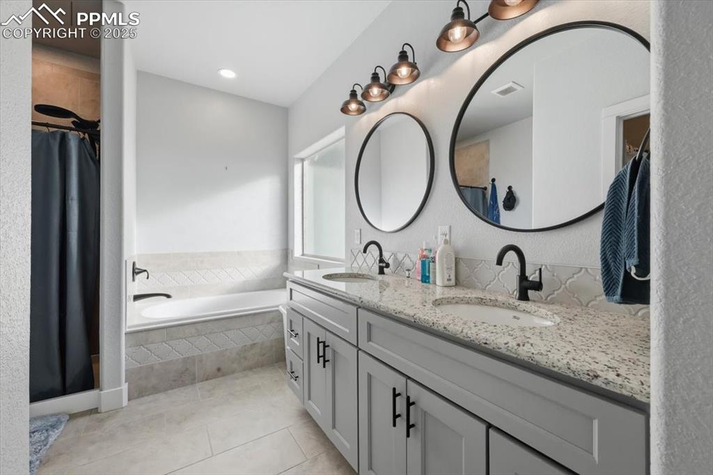 Image 37 of 39: Bathroom