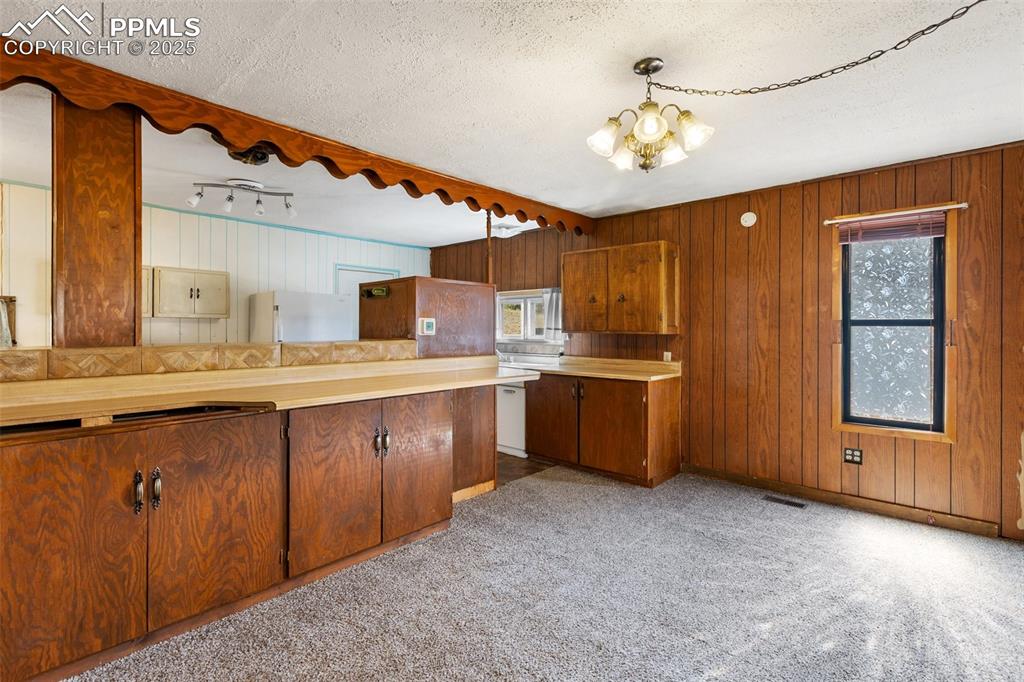 Image 10 of 41: The family room has a dine in kitchen appeal with a breakfast bar. 