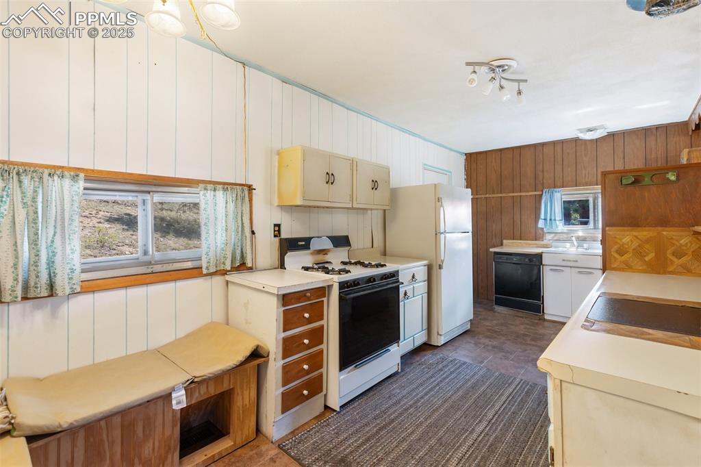 Image 14 of 41: Breakfast nook compliments L shaped kitchen space. 