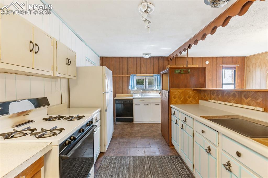 Image 15 of 41: Great mountain cabin kitchen. Room to move and two expansive countertop are