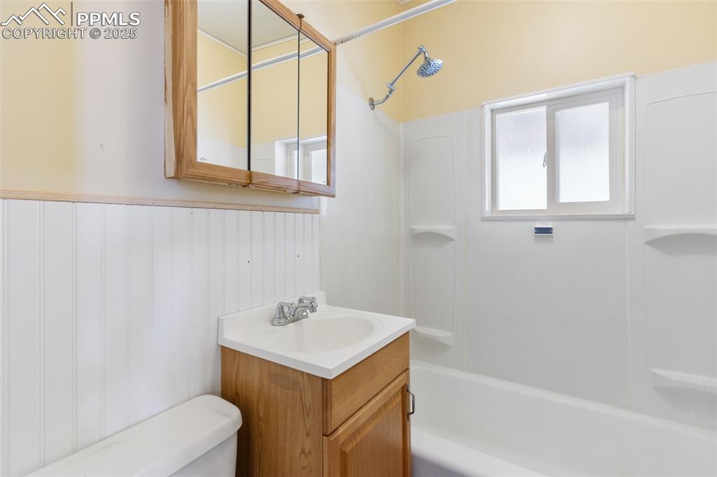 Image 20 of 41: Full Bathroom. 