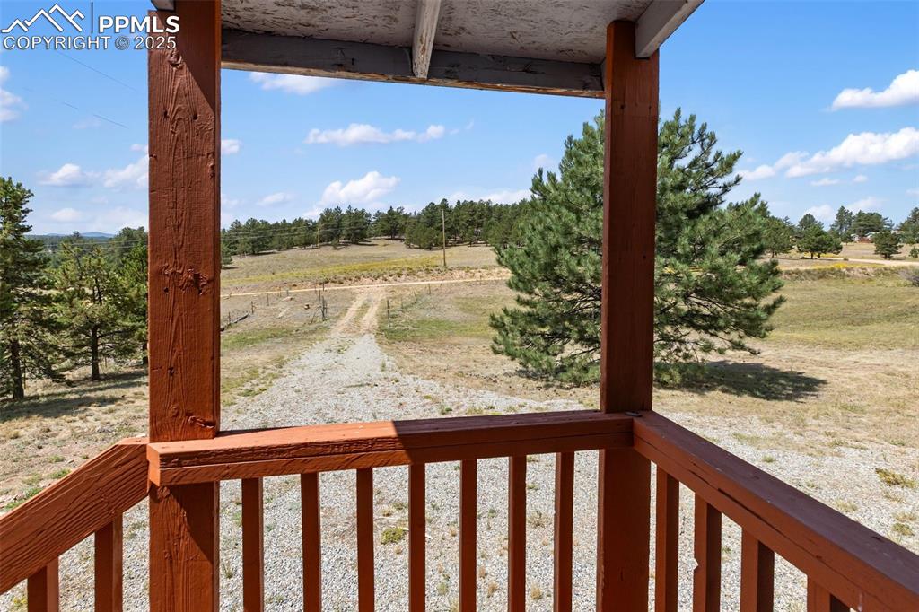 Image 23 of 41: Entryway covered landing. 