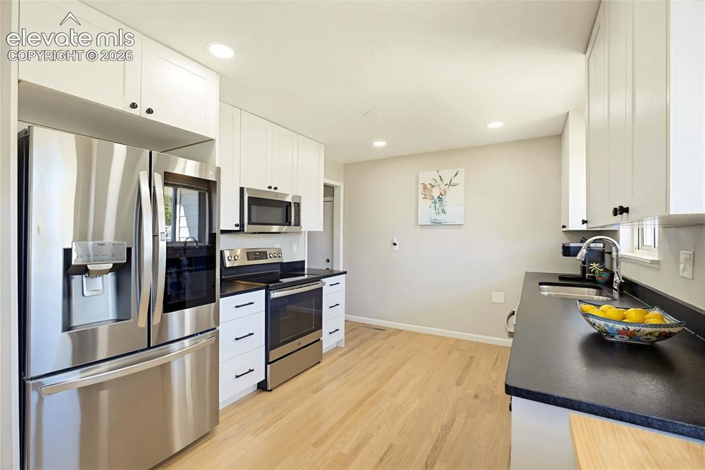 Image 7 of 29: Kitchen