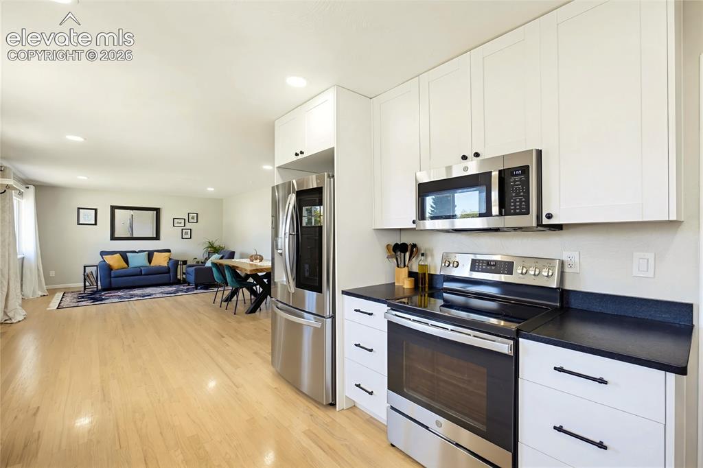 Image 9 of 29: Kitchen