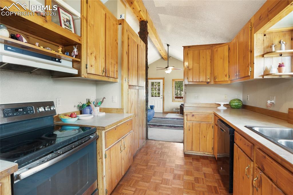 Image 11 of 34: Kitchen