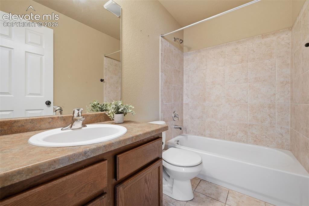 Image 37 of 49: Upstairs hall bath!